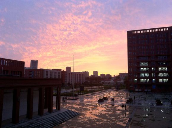  p>新乡市外国语学校创办于1953年,原为新乡市第六中学,1997年经市委