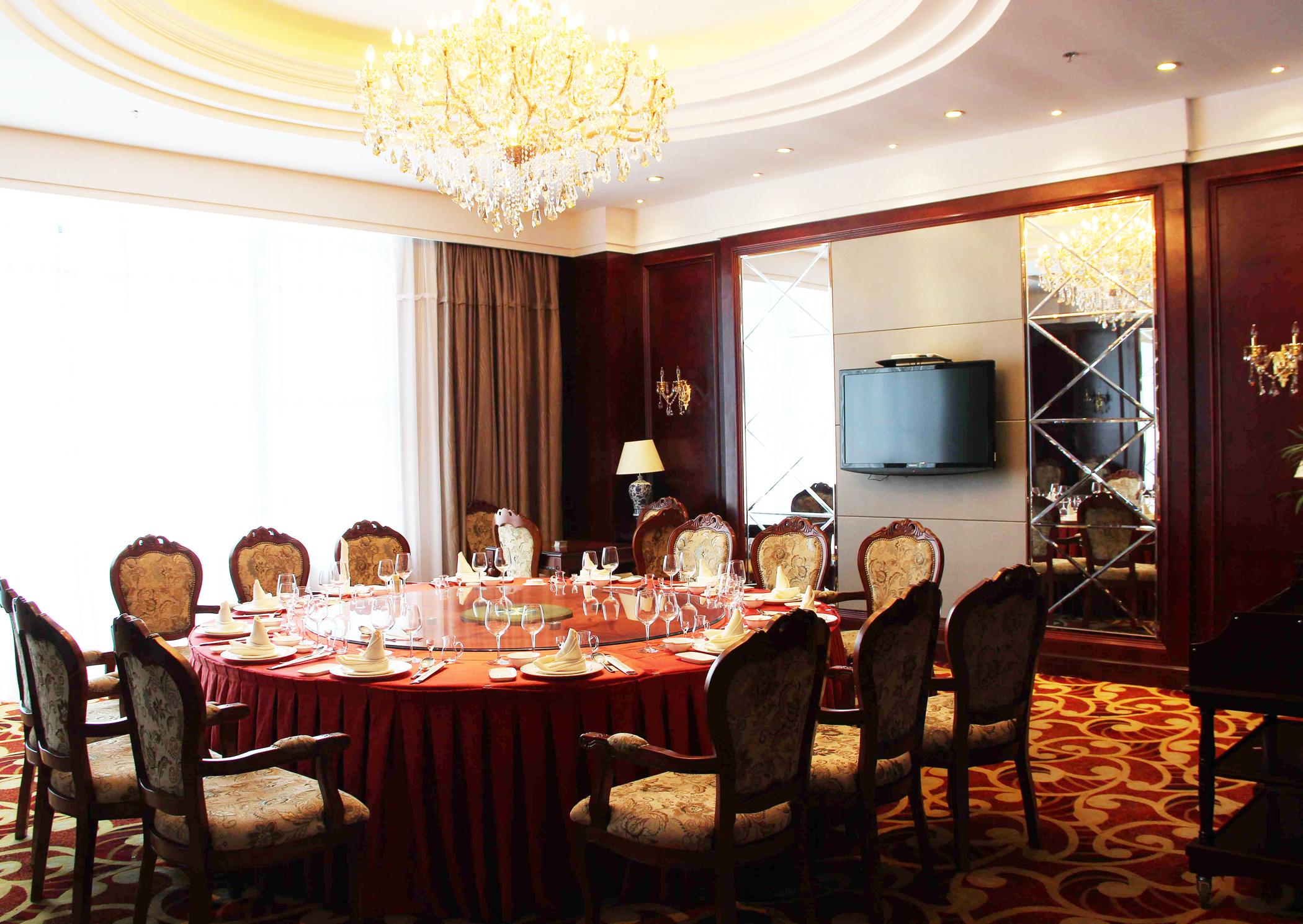  p>泰兴豪庭国际大酒店是按照旅游局颁布的五星级酒店标准,建筑面积