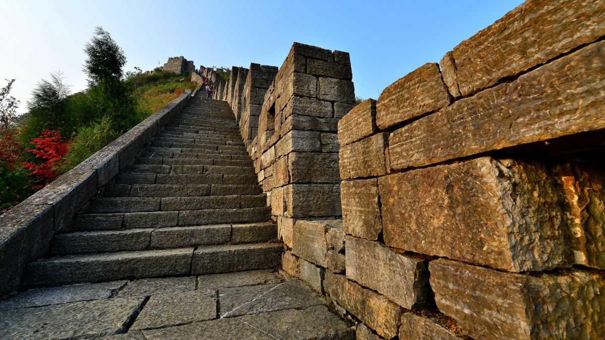  p>南方长城(south-great wall)又称为苗疆边墙,是中国古代的军事 a