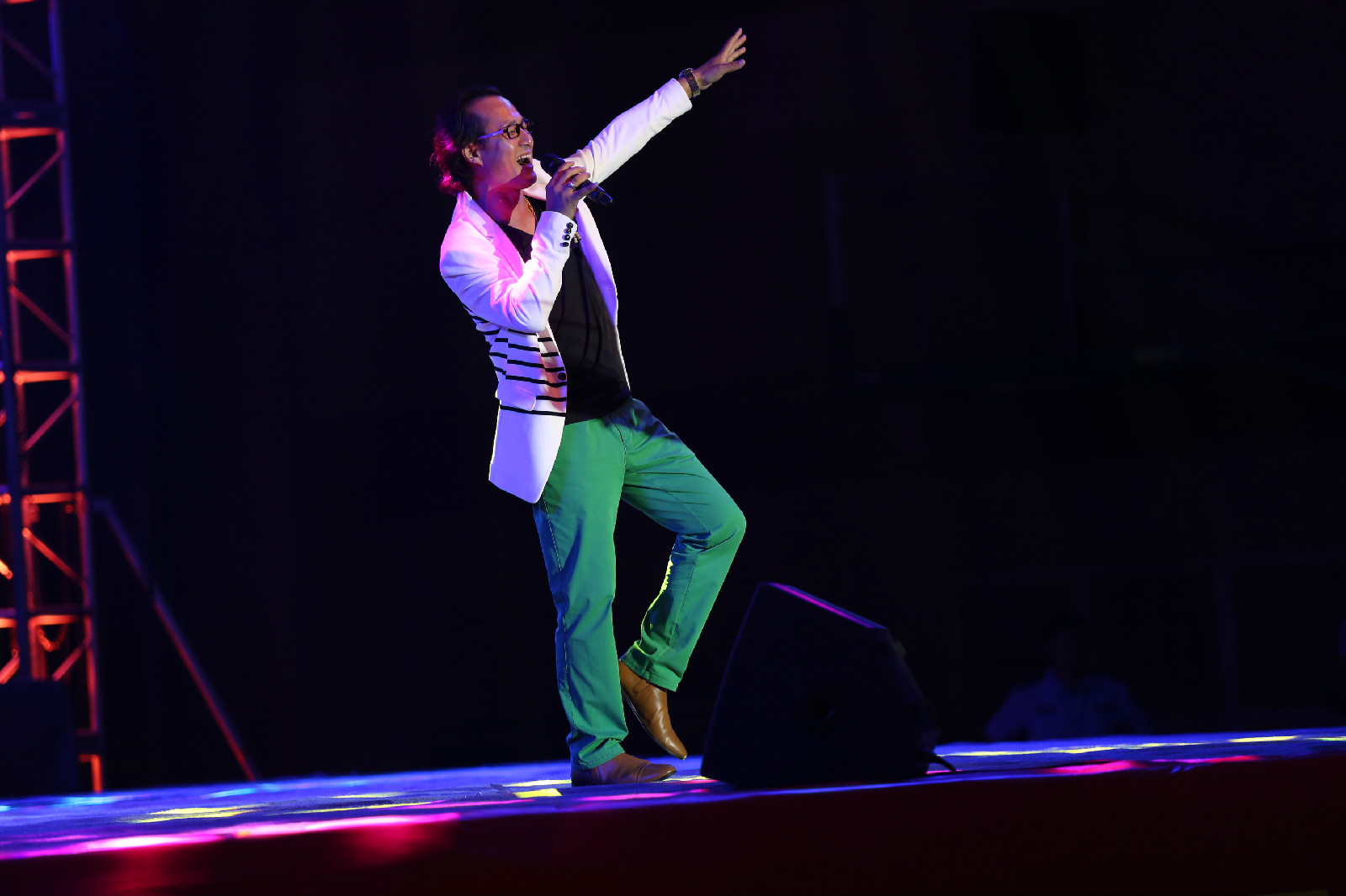  p data-id="gnwn3r2614">李刚,内地男歌手,1973年出生于江苏如皋