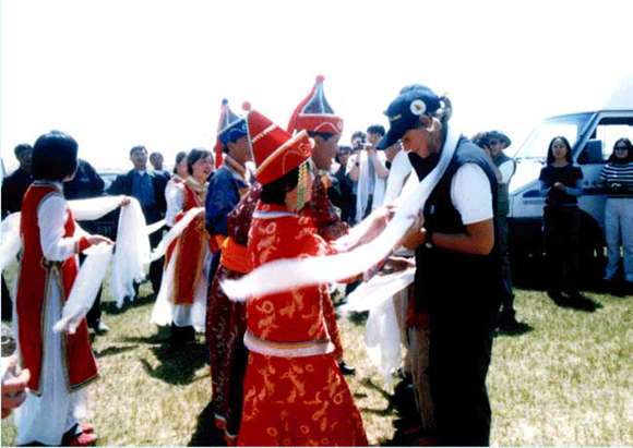  p>献哈达是蒙古和 a target="_blank" href="/item/藏族/130324"