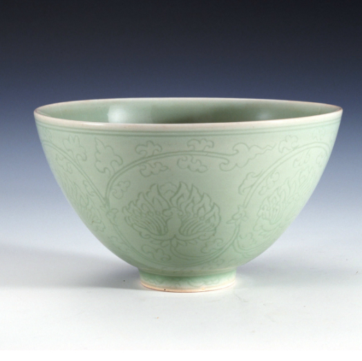  p>明景德镇窑青釉划花缠枝莲纹碗是明代时期的文物,现收藏于上海博物
