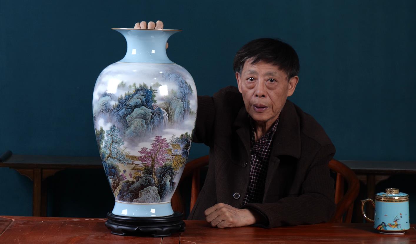 现为中国工艺美术学会高级会员,江西省工艺美术大师,景德镇市政协委员