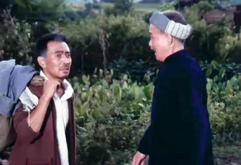 <p>鲍国安在《山下是故乡》中饰演常茂