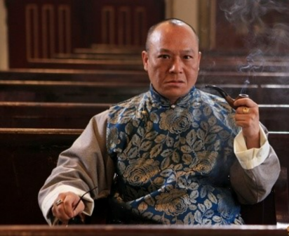 《给野兽献花》中饰演权叔