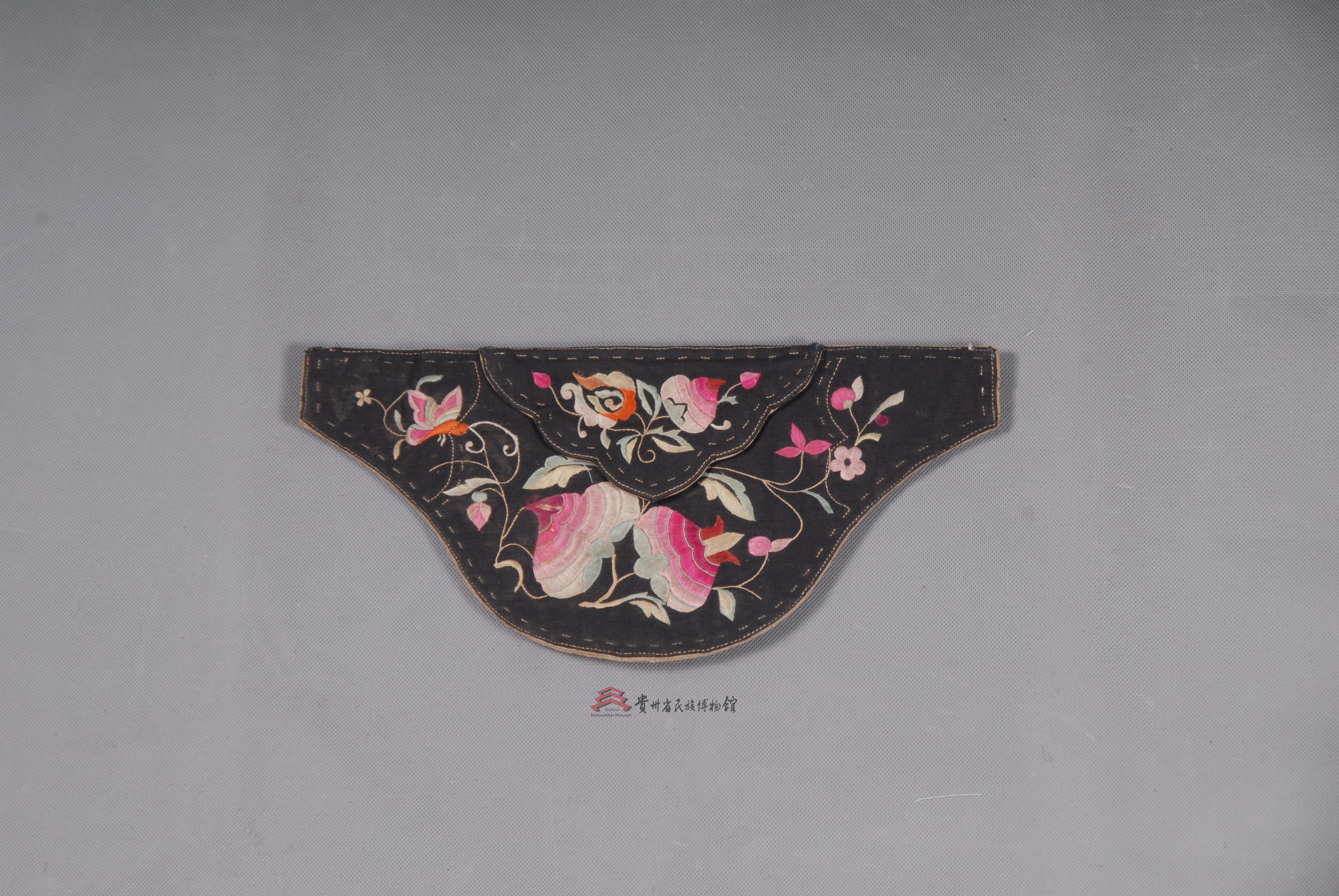 当代松桃苗族平绣石榴花纹钱包