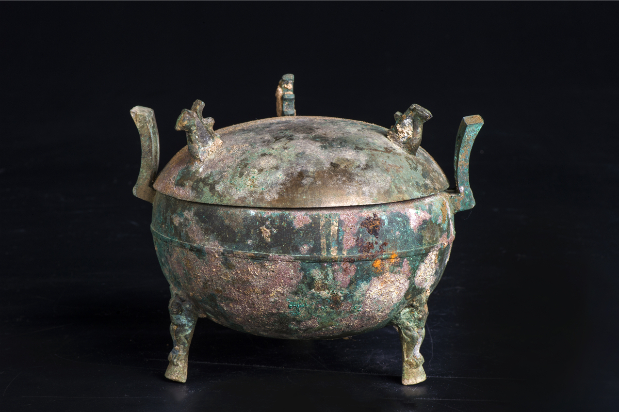 " data-lemmaid="2884632">酒泉市博物馆 /a>的文物,为青铜质地