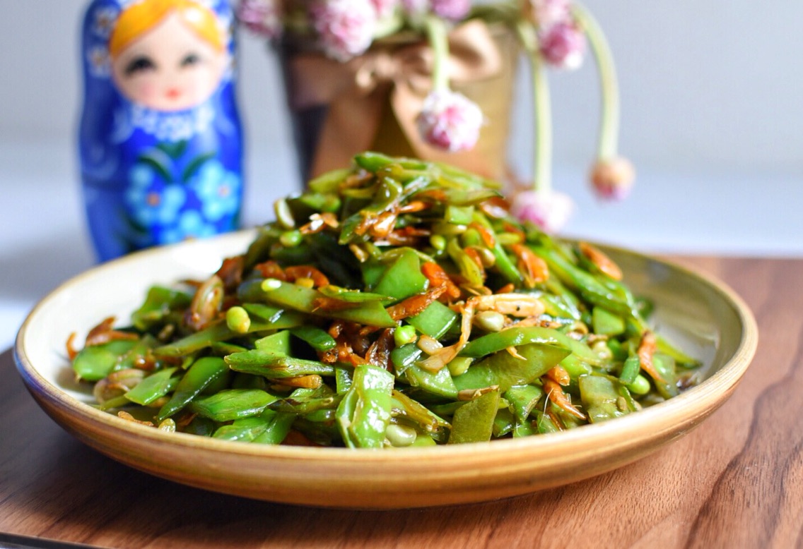  p>火烧扁豆是一道菜品,主要食材是白扁豆,山药粉,精面粉,调料为食盐