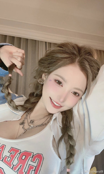 中文名罗米娜,别名米娜,出生于湖南邵阳,原熊猫直播平台娱乐类主播