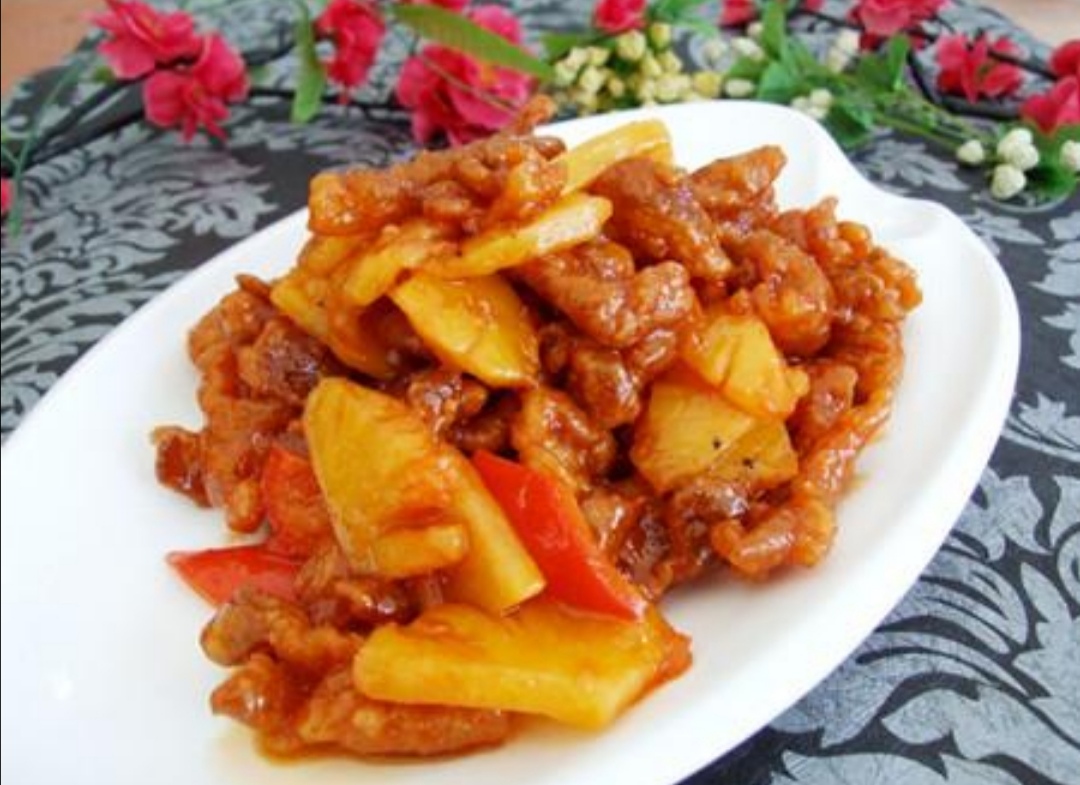 古老,粤语读作"咕噜",故古老肉又名咕噜肉,属粤菜,是广东人尽皆知的一