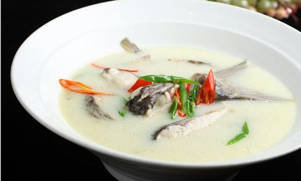 用鲫鱼,葱,姜,火麻油,盐作为主要食材制作的一道专门为孕妇催奶的汤品