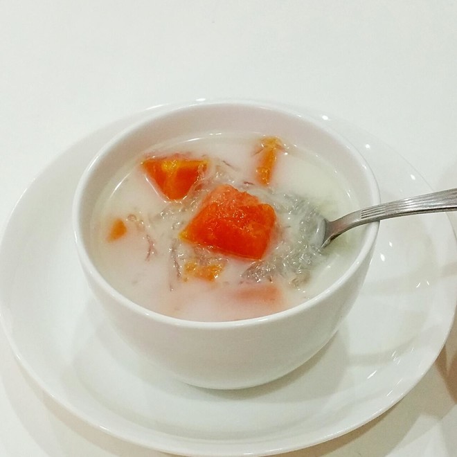  p>椰汁炖木瓜是一种以夏威夷木瓜为原料的食物,口味是甜. /p>