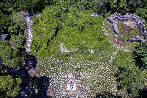  p>燕尾山,是指鼓浪屿的燕尾山生态公园,除了百年古炮台外,还可以尽情