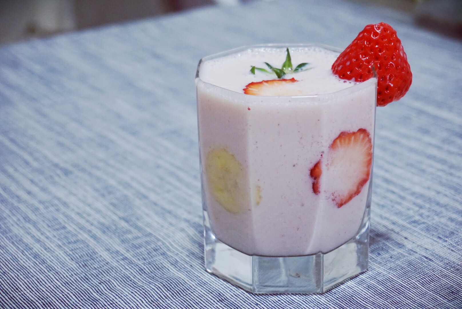 香蕉草莓蜂蜜奶昔