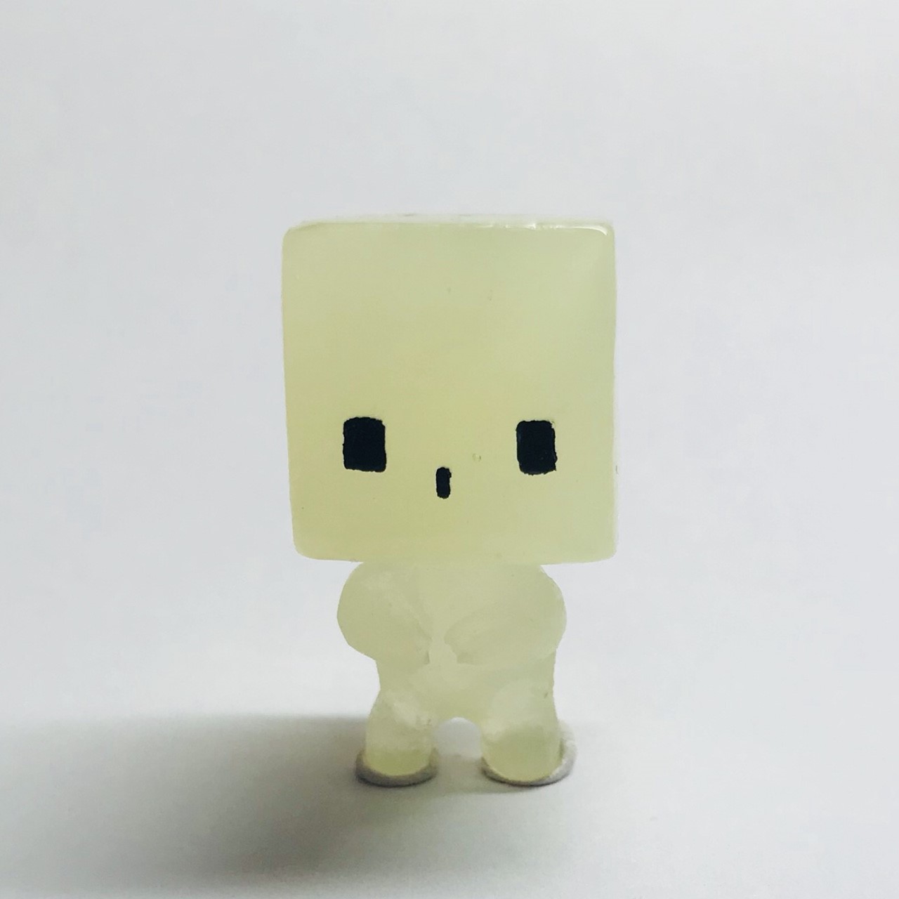 一系列共98个微型人形雕像.