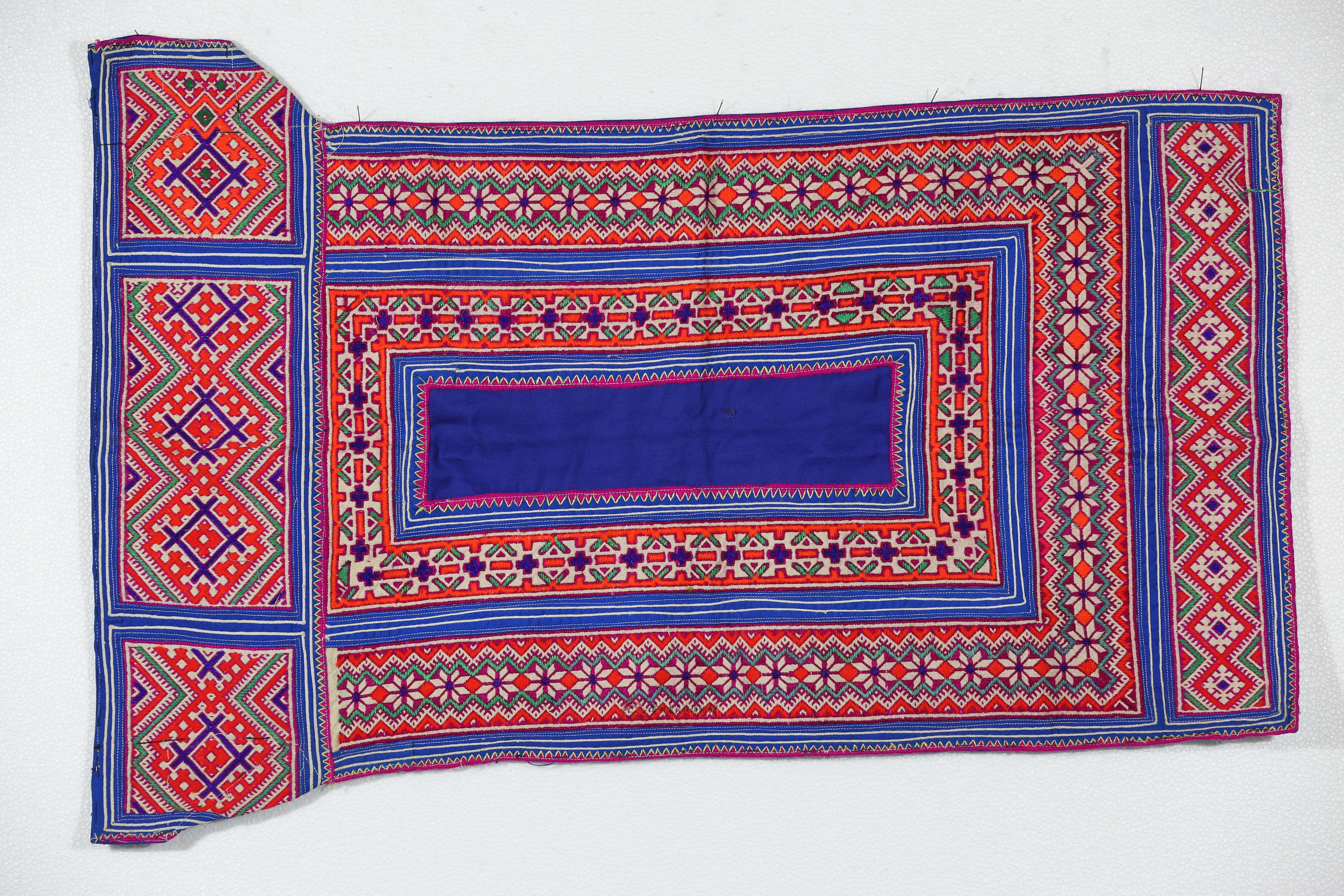 当代云南文山苗族八角花几何纹平挑前围腰