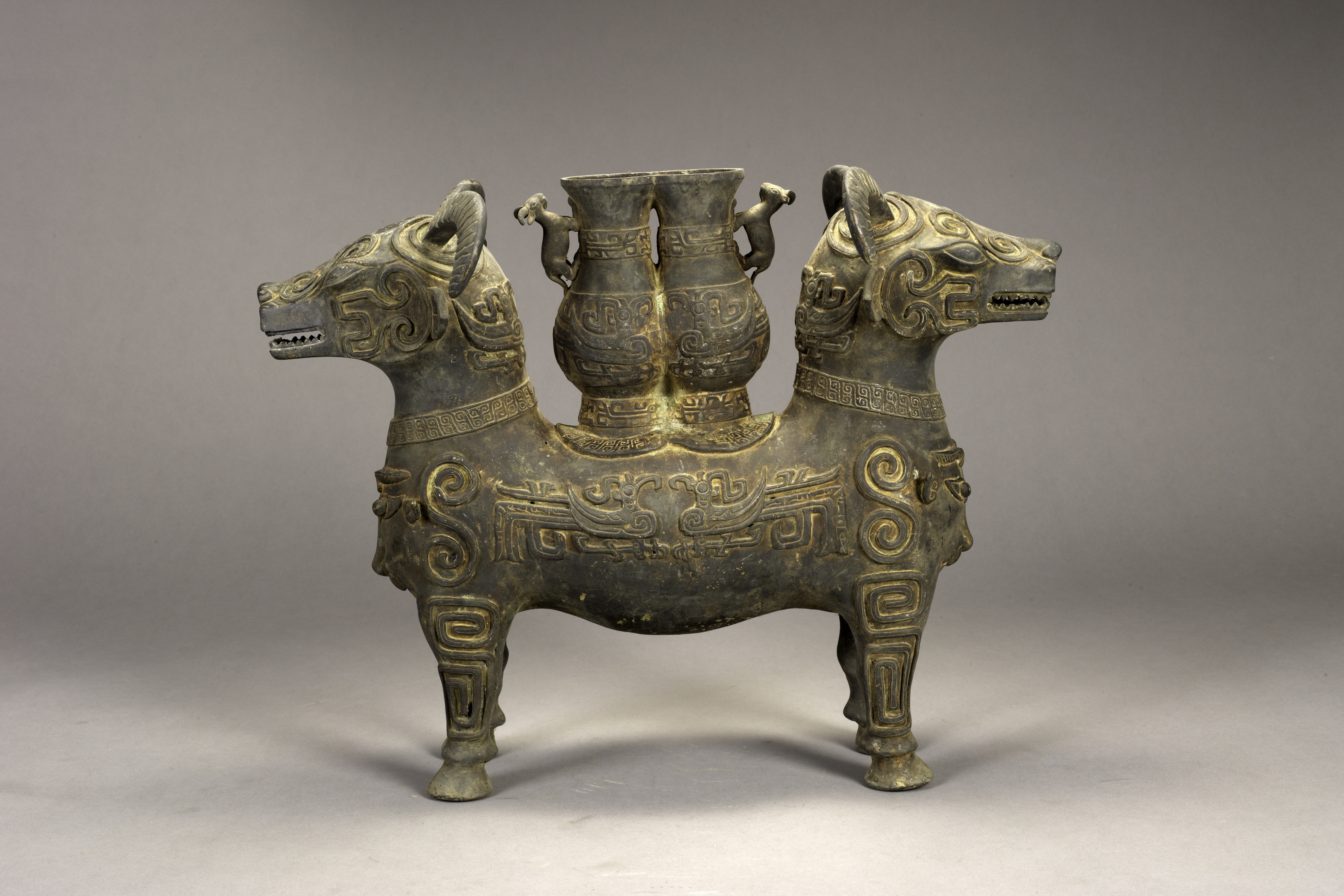 清双牺尊是青铜器类文物,现收藏于湖南省博物馆.