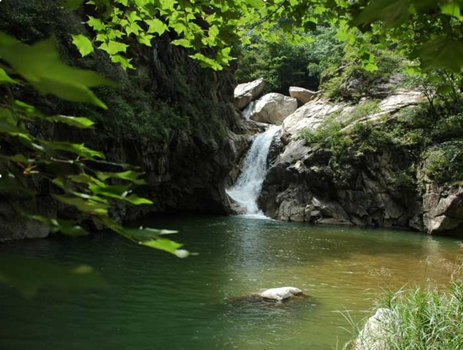 4月更名为尧山大峡谷漂流,地处河南省鲁山县尧山镇尧山国家重点风景区