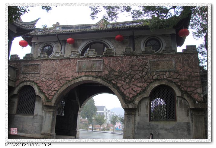  p data-id="gnwiqfrw95">蒋氏故居,即蒋介石前后几辈的故居.