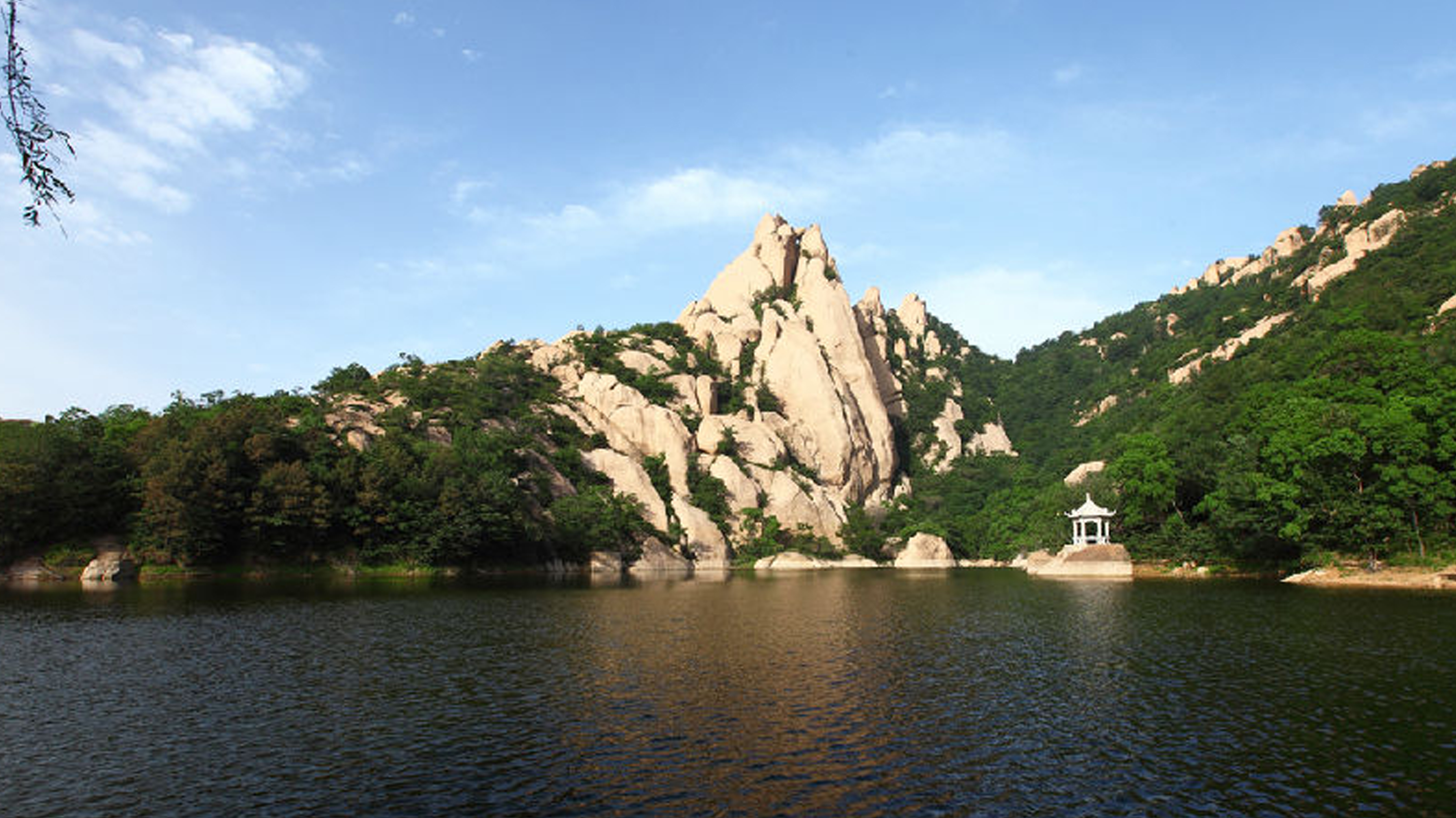 嵖岈山风景区,位于河南省 a target="_blank" href="/item/驻马店市