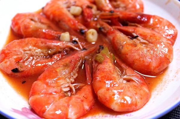 属于鲁菜;该菜品的主要食材为清明前渤海湾的大对虾,使用鲁菜特有的油