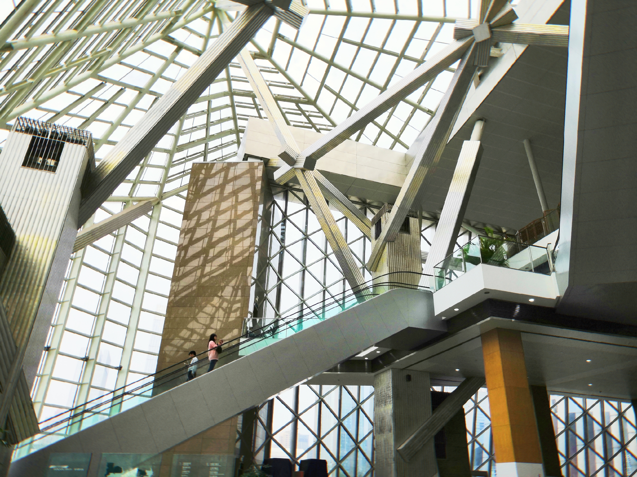  p>深圳图书馆位于深圳市福田区福中一路,是深圳市政府投资兴建的集