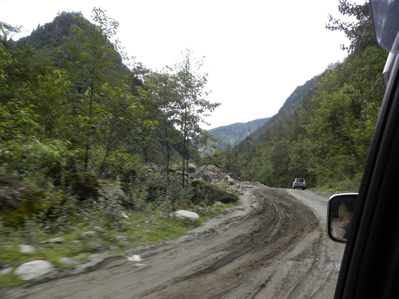  p>通麦天险指的是通麦镇的通麦大桥到排龙乡的路段很崎岖. /p>