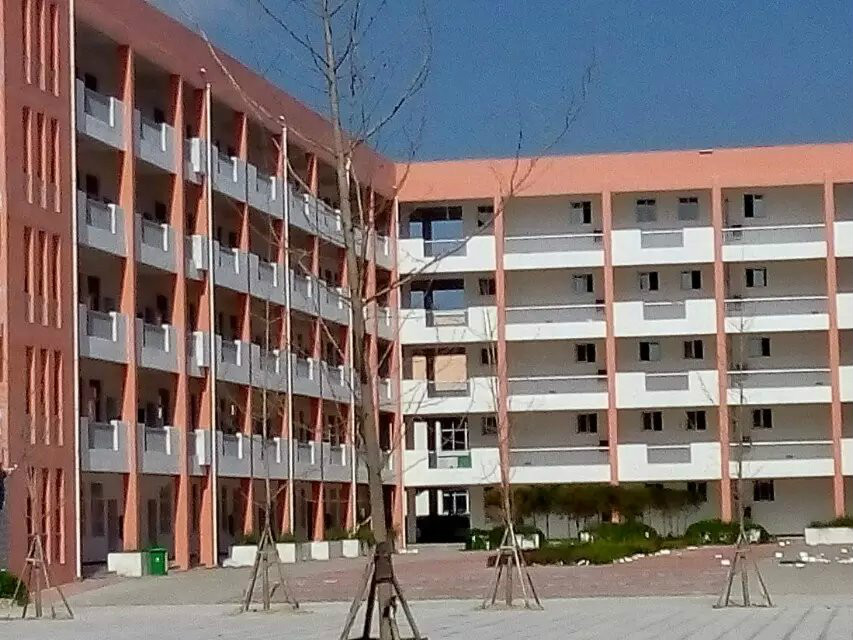  p>西华县第一高级中学,简称为西华一高,始建于公元一九四九年五月