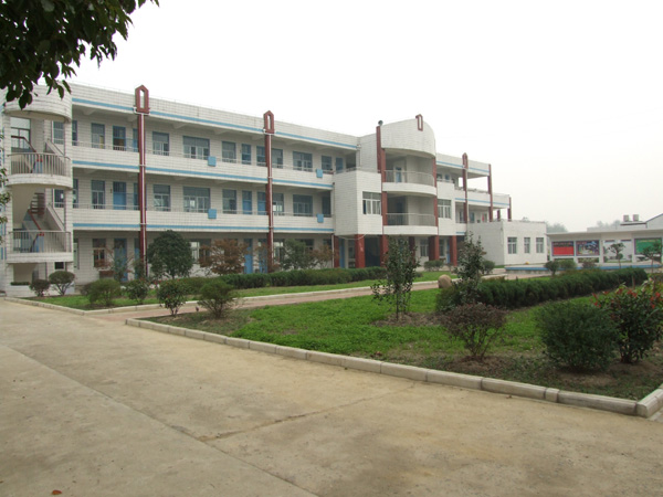  p>江都市小纪中心小学,座落在"里下河门户",史载千年古镇──小纪镇.