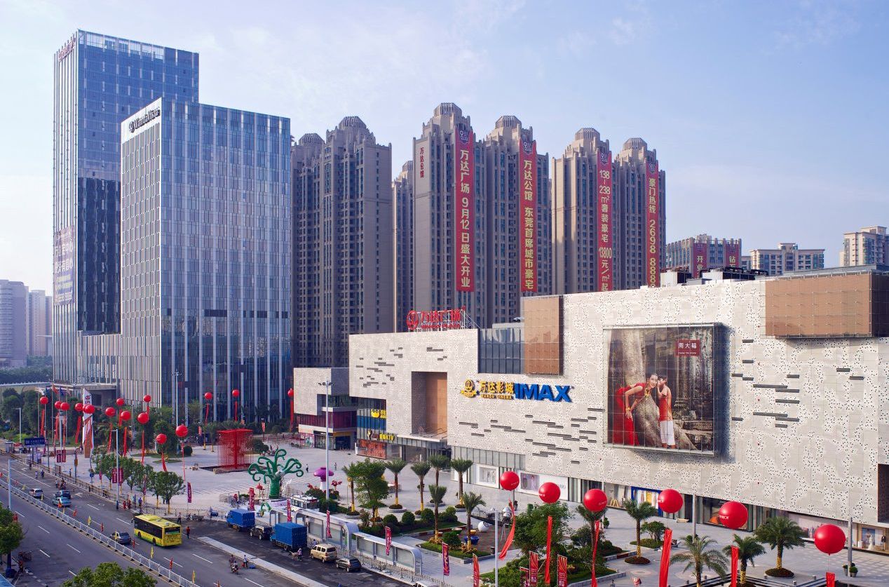  p>东莞东城万达广场项目总占地12.39万㎡,总建面约55万㎡,容积率3.