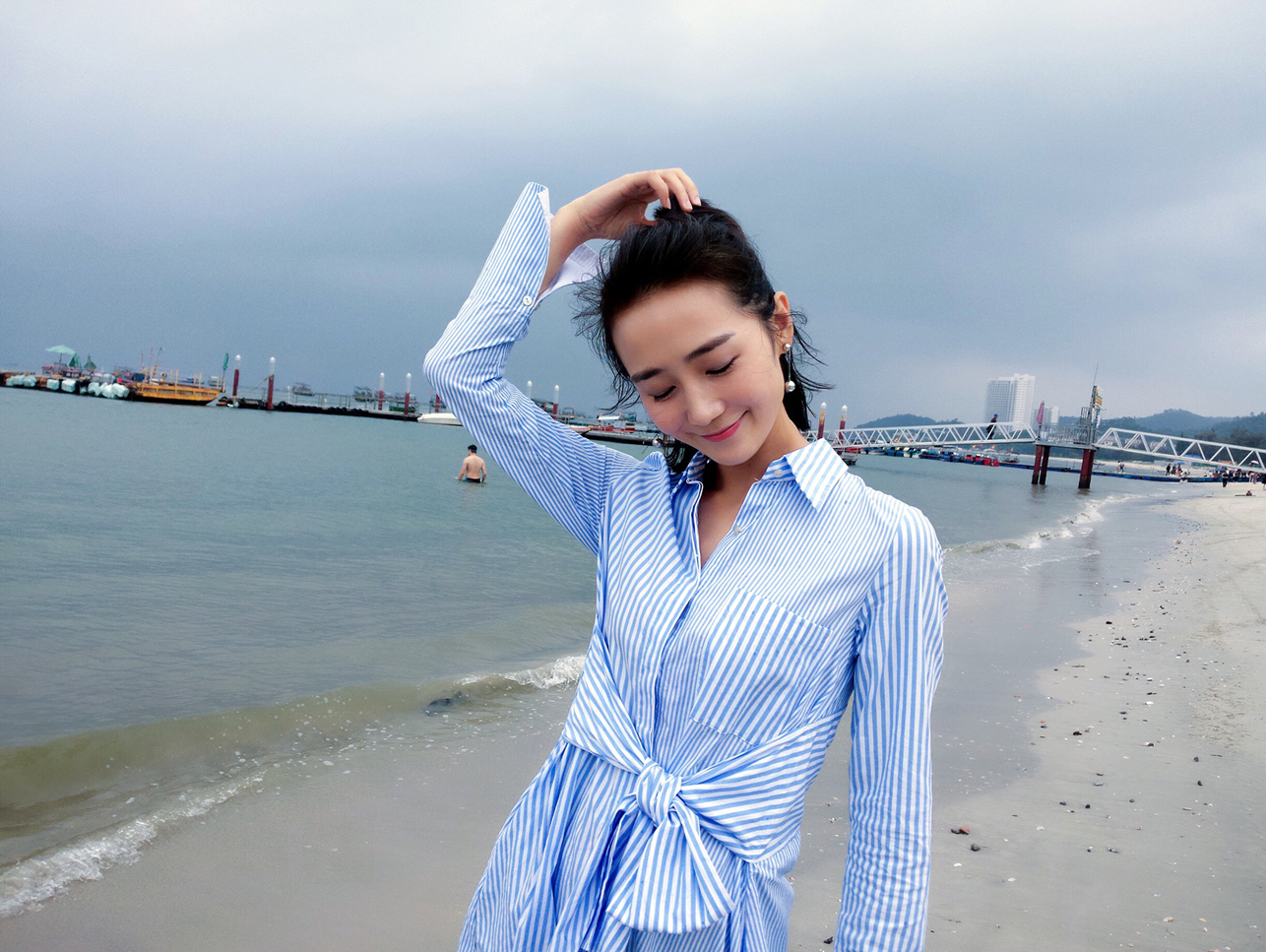 原名黄婧,出生于黑龙江省,毕业于上海戏剧学院表演系,中国内地女演员