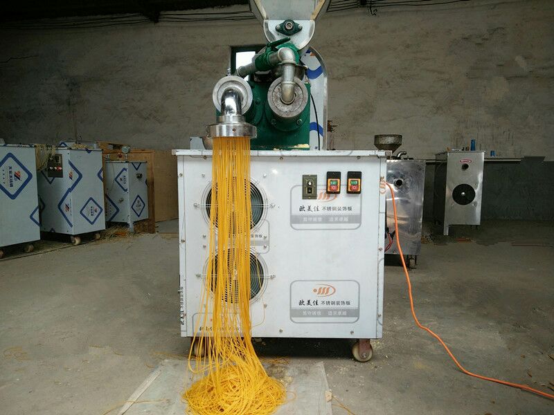  p>玉米面条机是在挤压机械的基础上,研制成功的一种新型单(双)螺杆