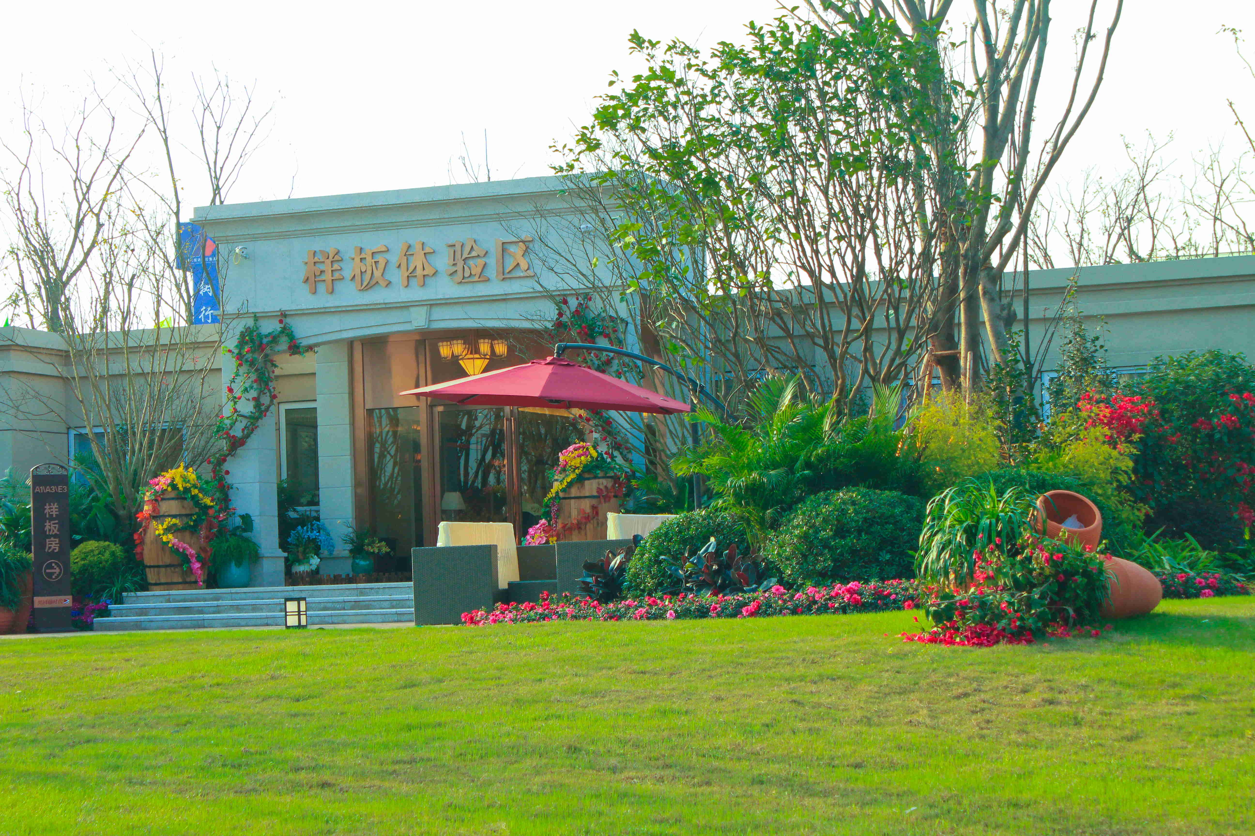  p>奥园越时代地处解放碑向南首站,位于茶园东南大道与通江大道的交汇