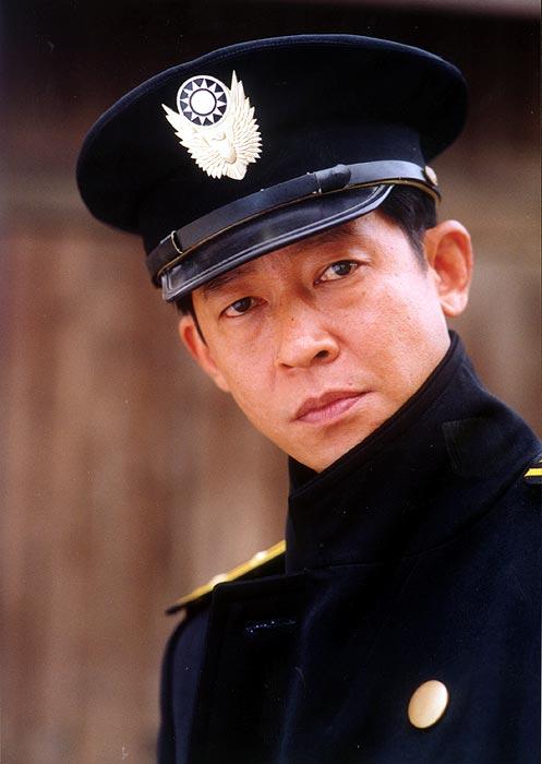 1966年6月26日出生于上海市,祖籍浙江宁波奉化,中国内地男演员,歌手