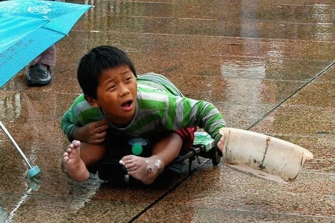 中国平均15个人里就有1位残疾人，为什么你在街上很少看到他们？_百科TA说