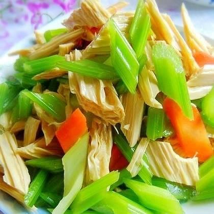  p>凉拌芹菜腐竹花生是一道菜品,主料是芹菜,腐竹和花生,配料是胡萝卜