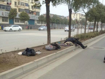 乞丐手伸进醉酒男裤裆,同时脏兮兮脸凑上狂亲对方嘴.