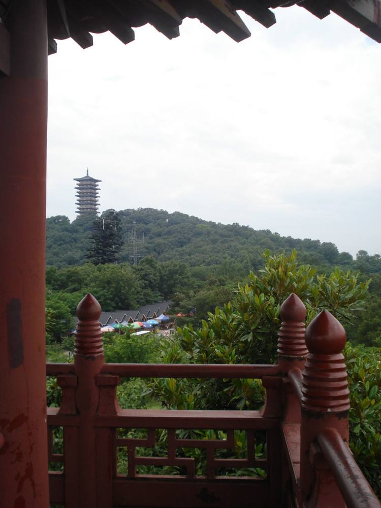  p>紫蓬山又名李陵山,北九华山,位于安徽省 a target="_blank" href="