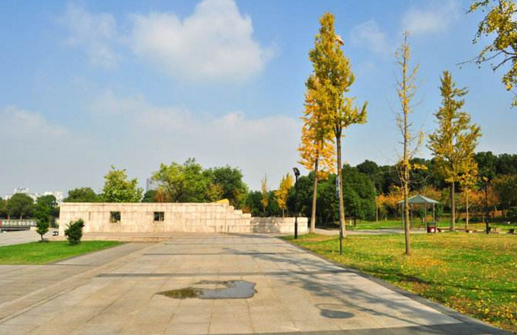 桐泾路 /a>与解放路交界处东北角,占地约20万平方米,是苏州市中心城区