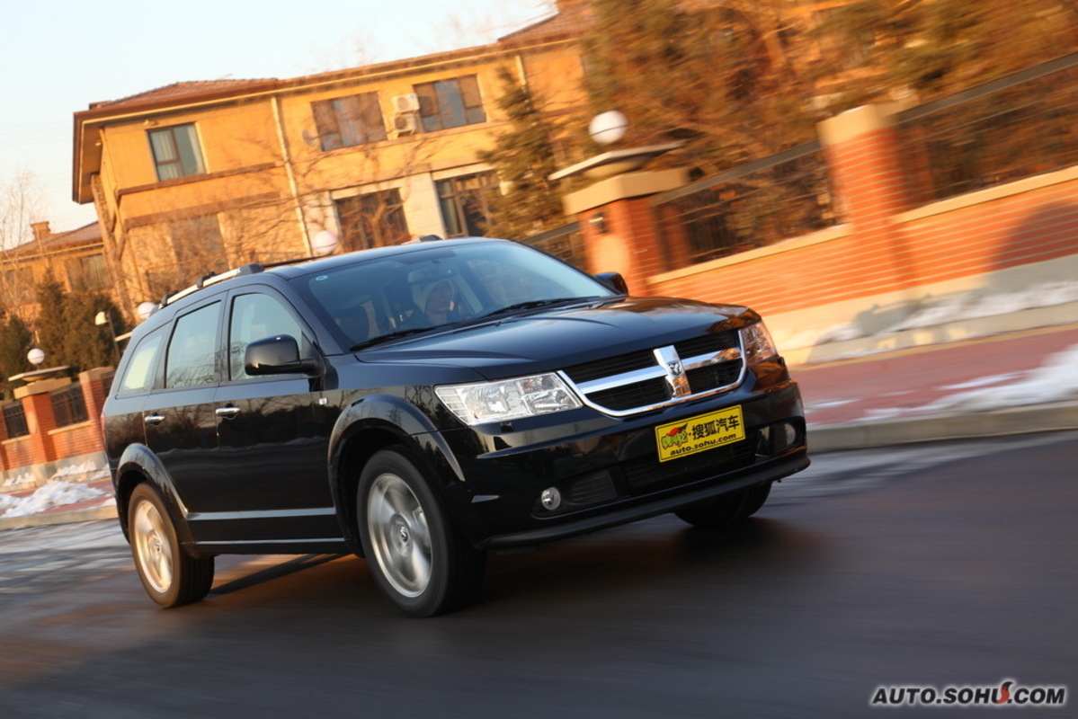  p>道奇酷威集合了家用mpv的舒适与大空间,以及suv驾驶性能与动感