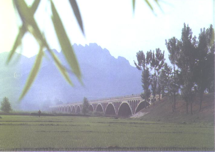  p>红旗大桥位于山西省原平市新原乡东营村东滹沱河上,始建于1970年