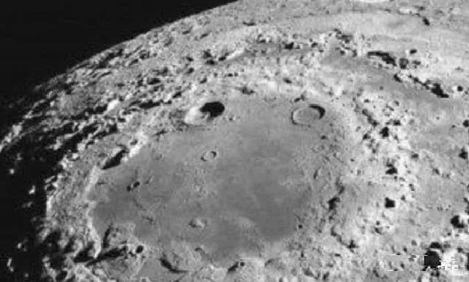 月球冯卡门撞击坑
