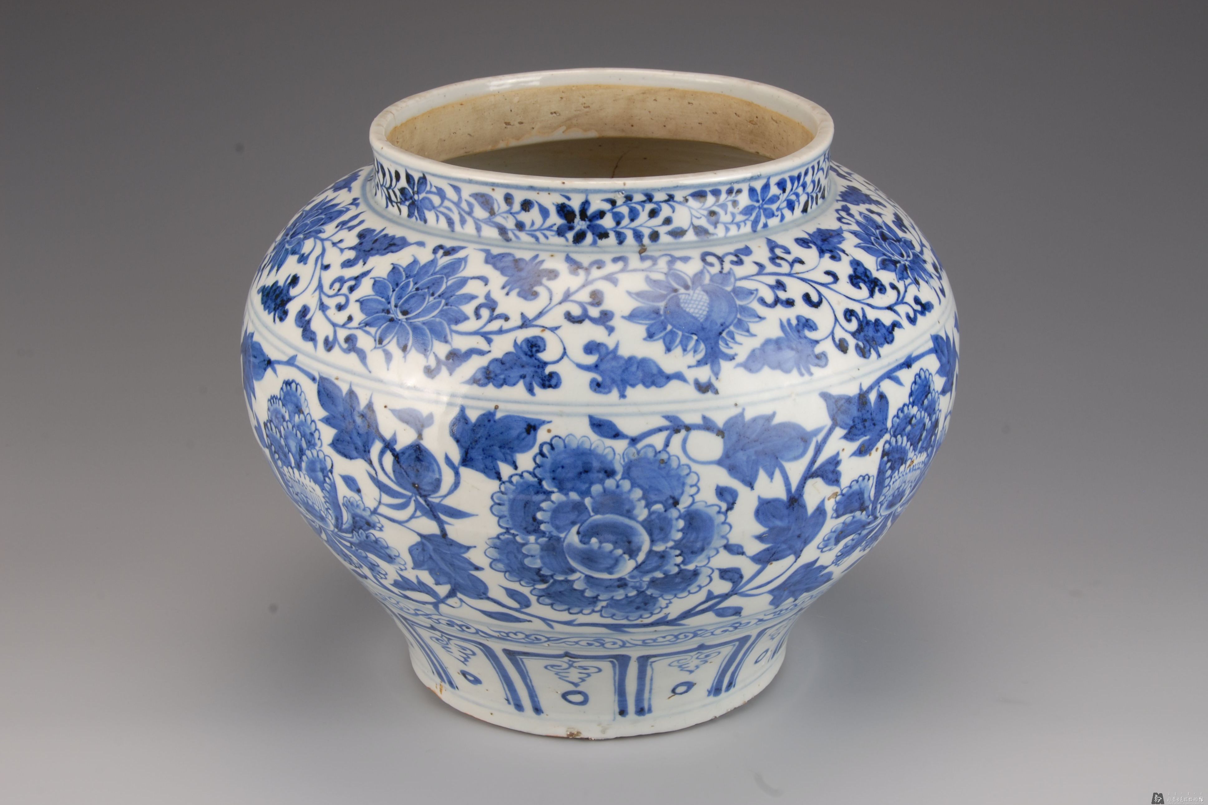 元青花缠枝牡丹纹罐