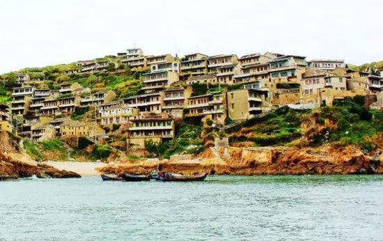  p>浙江舟山东极镇青浜岛的渔村石屋建筑群落,被誉为"海上布达拉宫".