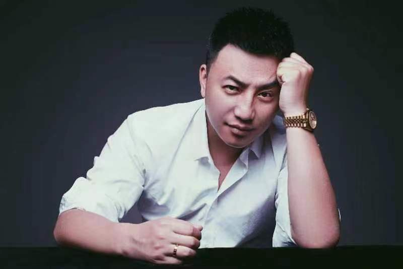  p>王铎,男,1987年4月出生于吉林省,著名主持人,全国首席综艺婚礼主持