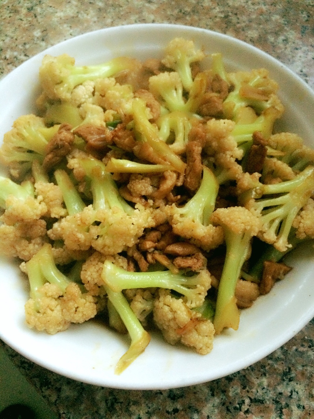  p>花菜烧五花肉是一道菜肴,主要原料有五花肉,主要辅料/调料有花菜等