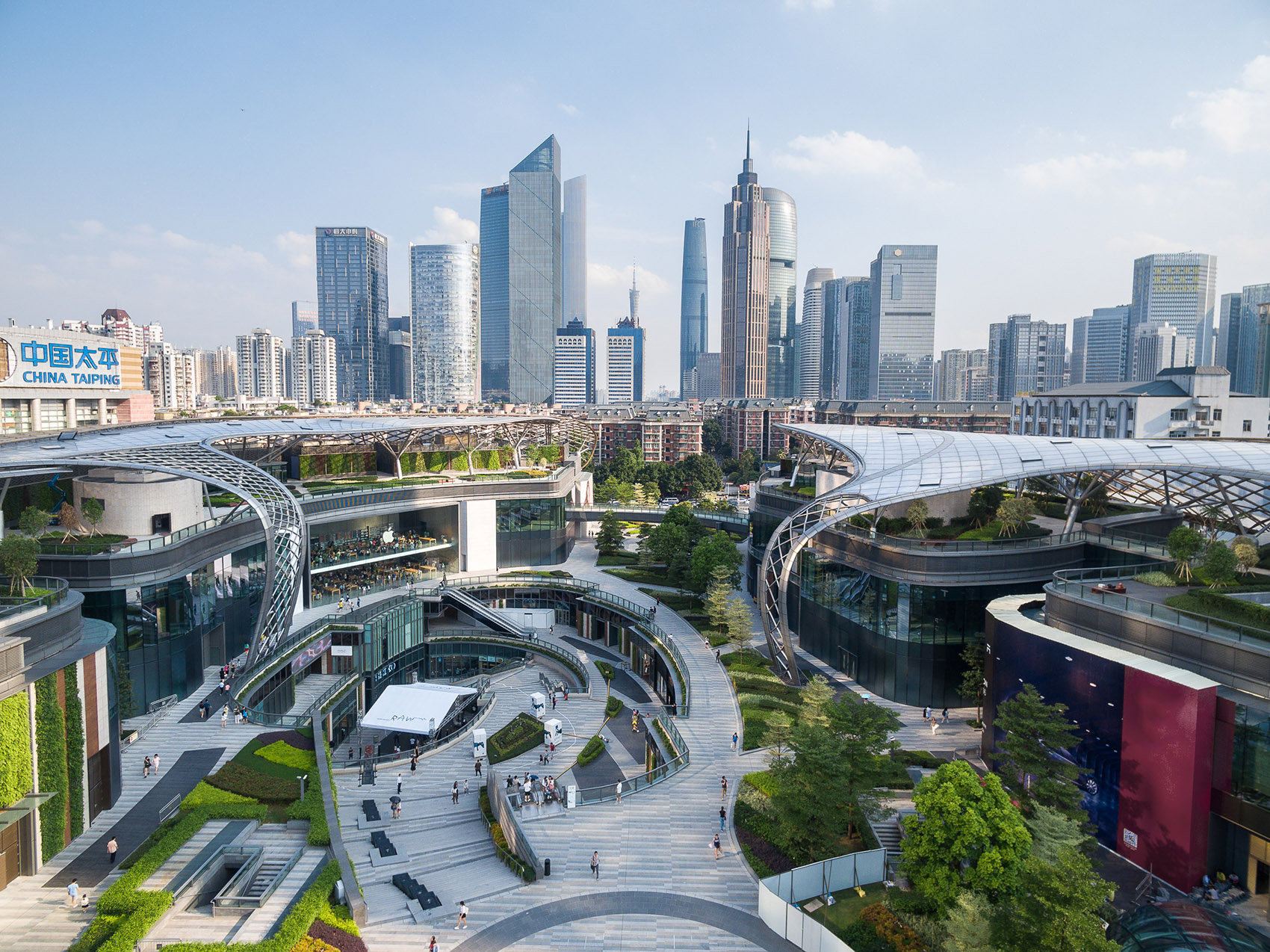  p>天环parccentral总面积约11万平方米,位于广州市天河区天河路218号
