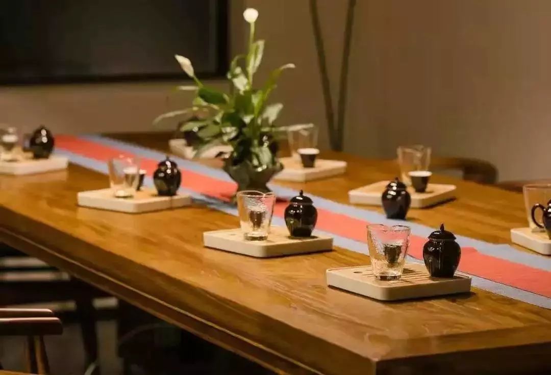  p>"一元复始,源远流长,庄底雄厚"这就是"元长厚茶庄"它始于1912年,80