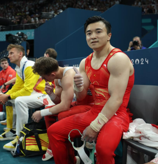 中国选手刘洋（右）在比赛前