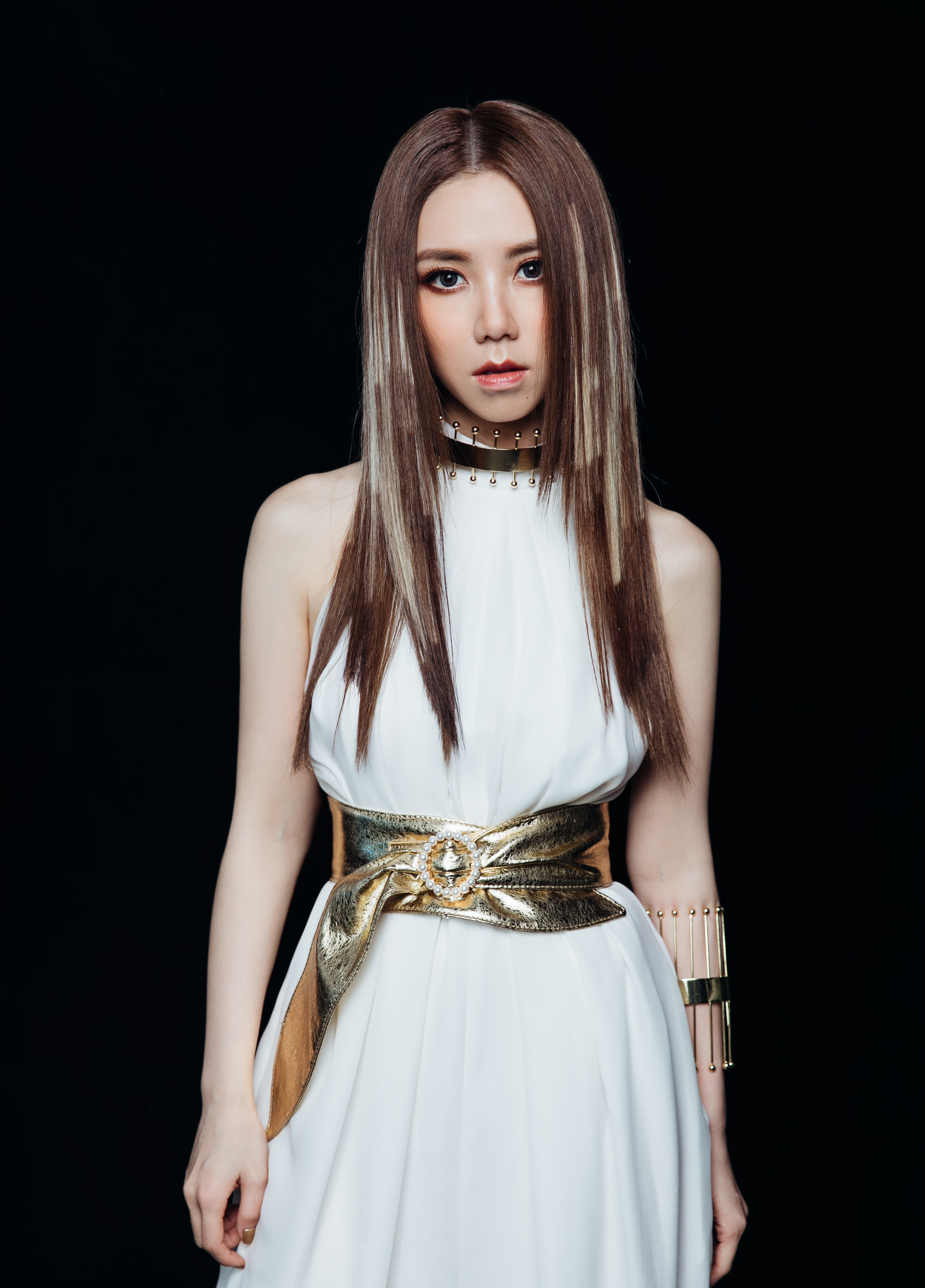 本名邓诗颖,1991年8月16日出生于上海市,中国香港流行乐女歌手,词曲